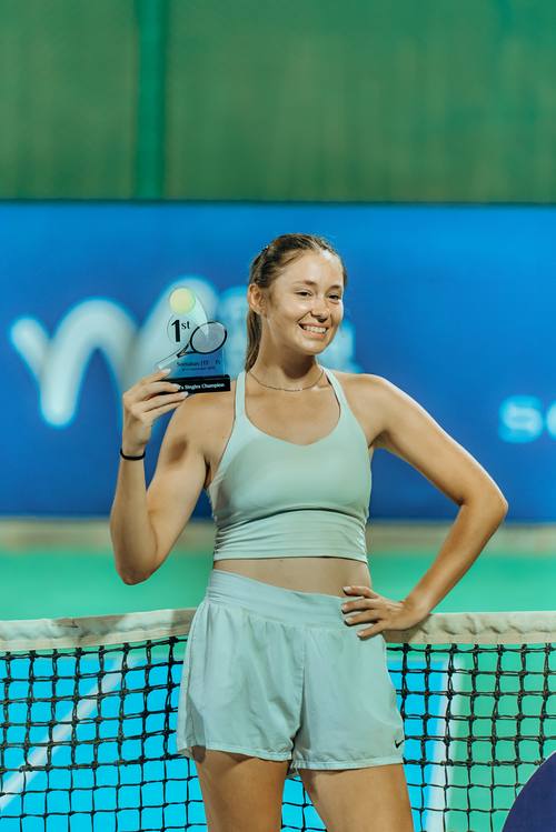 Daria Khomutsianskaya with the trophy at Soma Bay